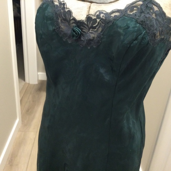 Silk and Satin ,  Beautiful dark green nightdress - Picture 4 of 9